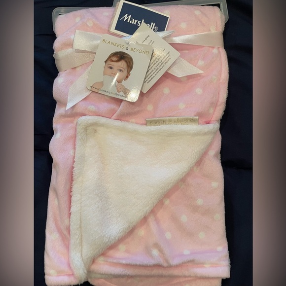2 NWT Baby Blankets โ Taggies Ladybug & Blankets and Beyond Pink Dot - Picture 9 of 9